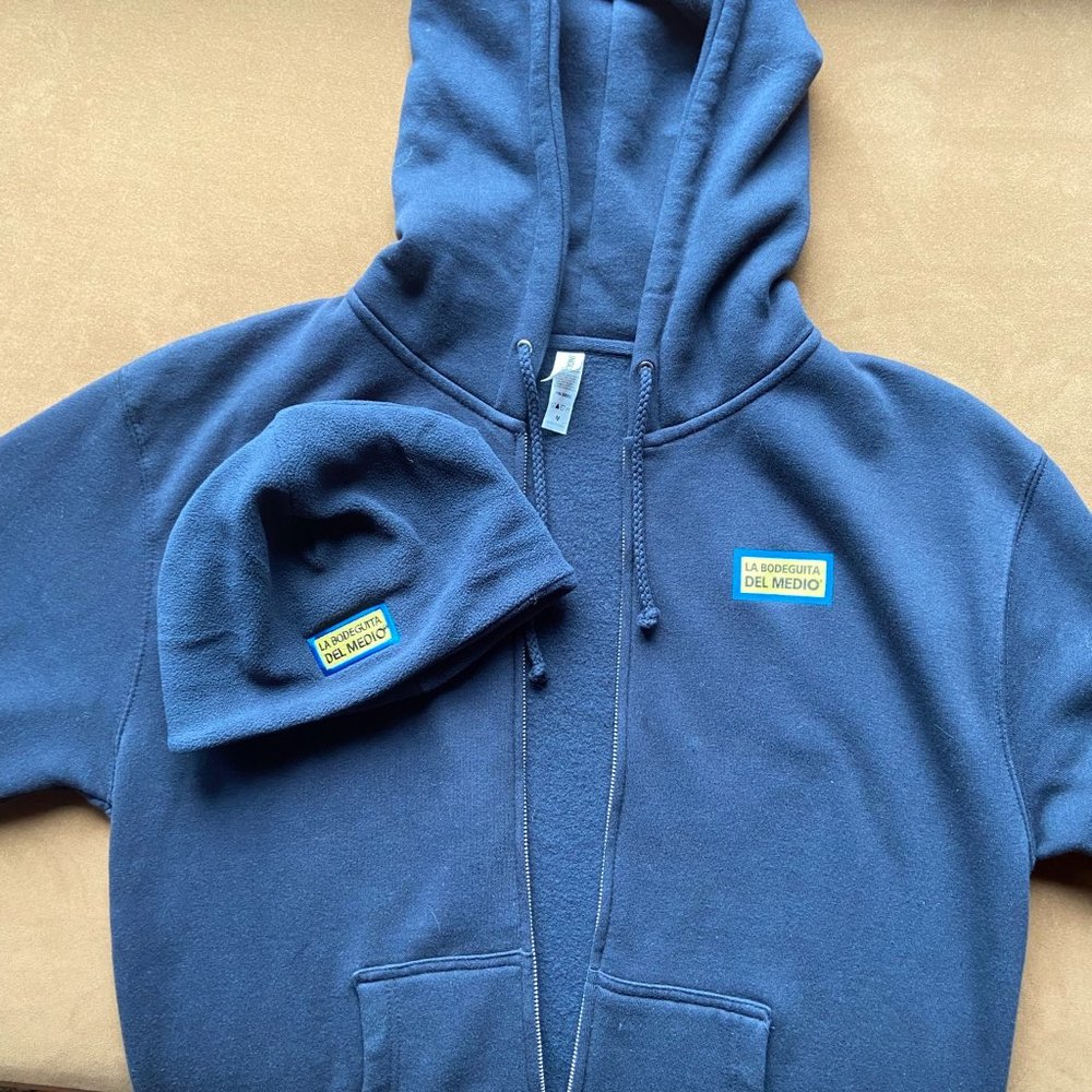 Long-sleeved, hooded cotton sweatshirt and matching skull cap (polyester).